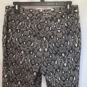 Liz Claiborne ankle skinny snakeskin print pants size 8
